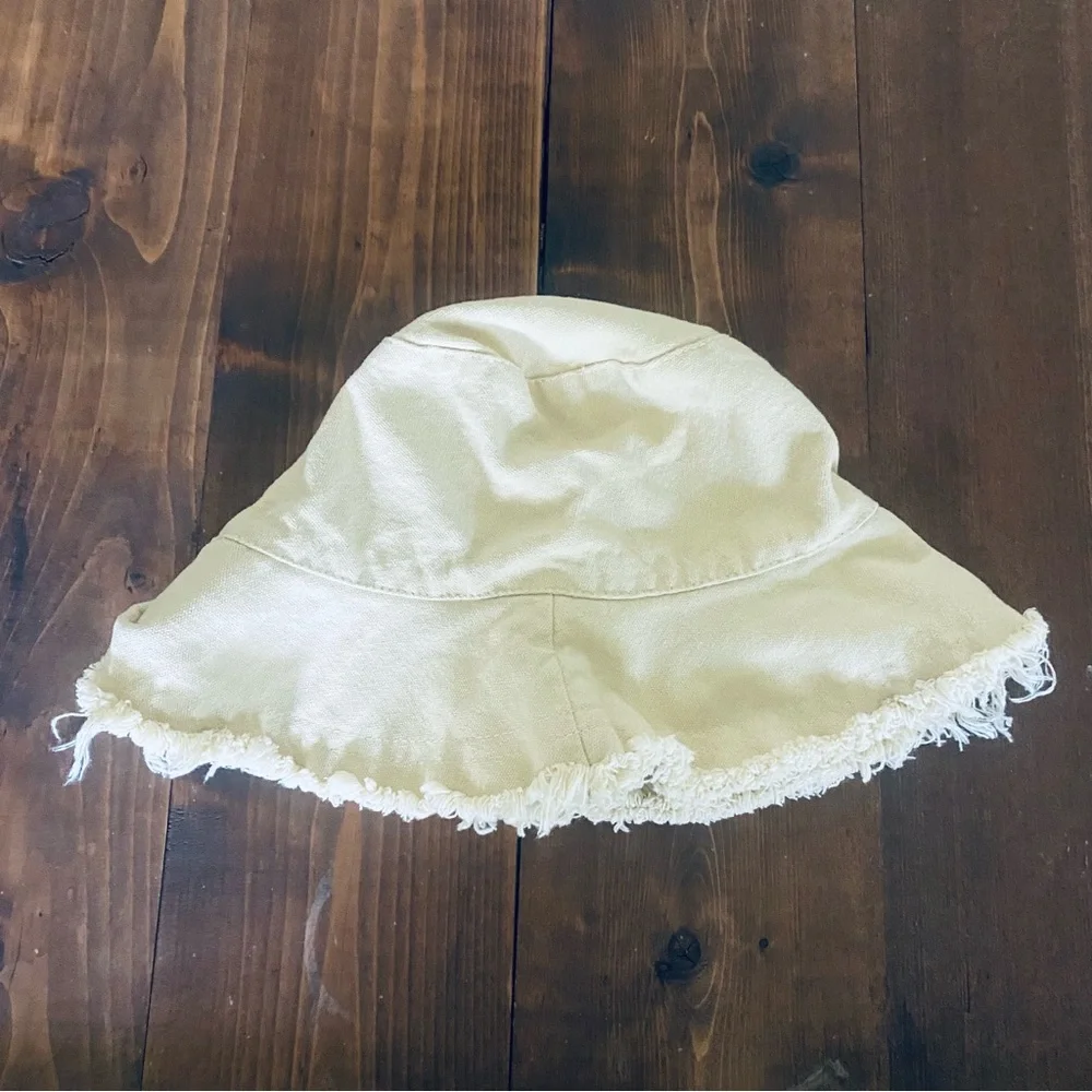 Yellow/cream frayed bucket hat